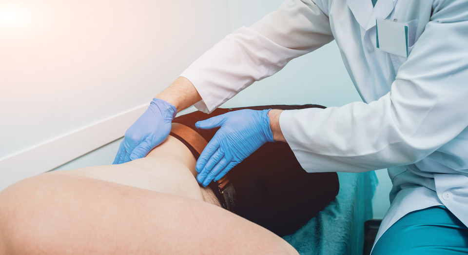Oscultation d'un médecin sur un patient torse nu