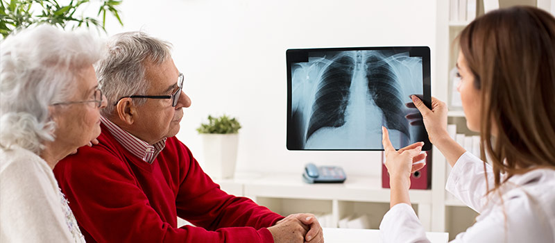 Médecin qui montre les résultats d'une radio à un couple