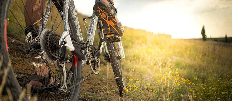 Personne faisant du vélo en extérieur