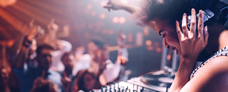 Images de jeunes faisant la fête en écoutant de la musique