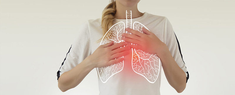Image d'une femme montrant des douleurs au niveau des poumons