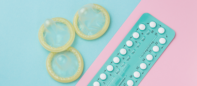 Image montrant des préservatif et une plaquette de pillules contraceptives