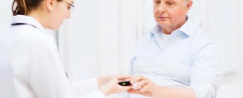 Un médecin qui mesure la glycémie d'un patient à l'aide d'un glucomètre 