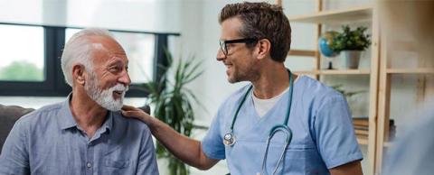 Accolade entre un médecin et son patient
