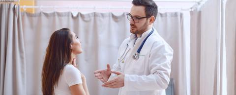 Médecin parlant à une patiente