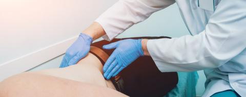 Oscultation d'un médecin sur un patient torse nu