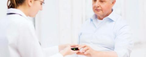 Un médecin qui mesure la glycémie d'un patient à l'aide d'un glucomètre 