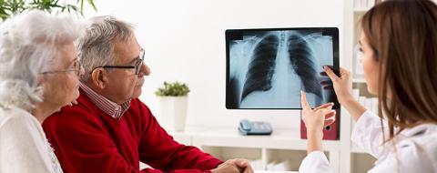 Médecin qui montre les résultats d'une radio à un couple