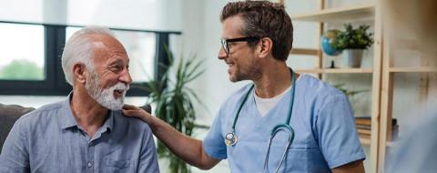 Accolade entre un médecin et son patient