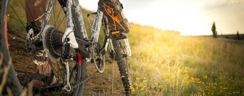 Personne faisant du vélo en extérieur
