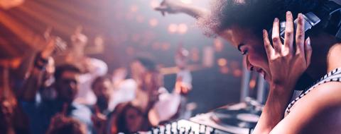 Images de jeunes faisant la fête en écoutant de la musique