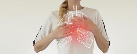 Image d'une femme montrant des douleurs au niveau des poumons