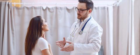 Médecin parlant à une patiente