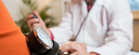 Medécin qui prend la tention d'un patient