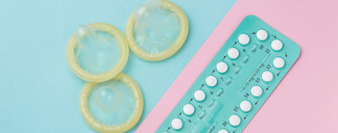 Image montrant des préservatif et une plaquette de pillules contraceptives